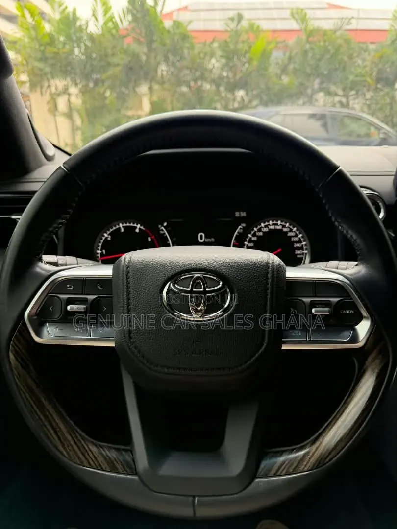 Toyota Land Cruiser LC300 2024 Black