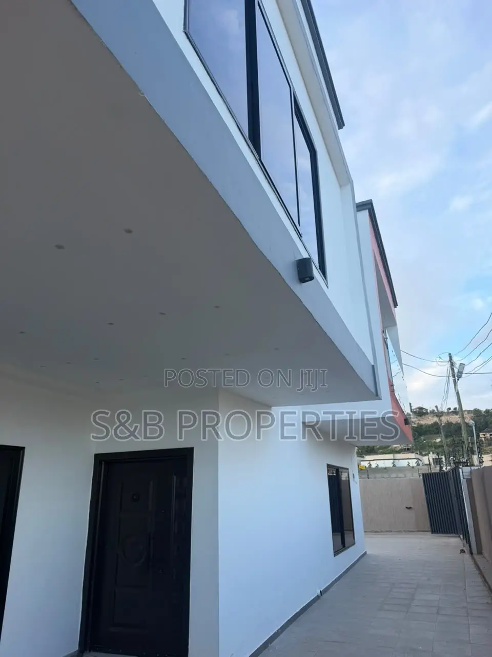 4bdrm Duplex in Kwabenya for sale
