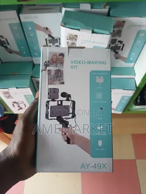 4-in-1 Smartphone Video-Making Kit Comes With Light and Microphone