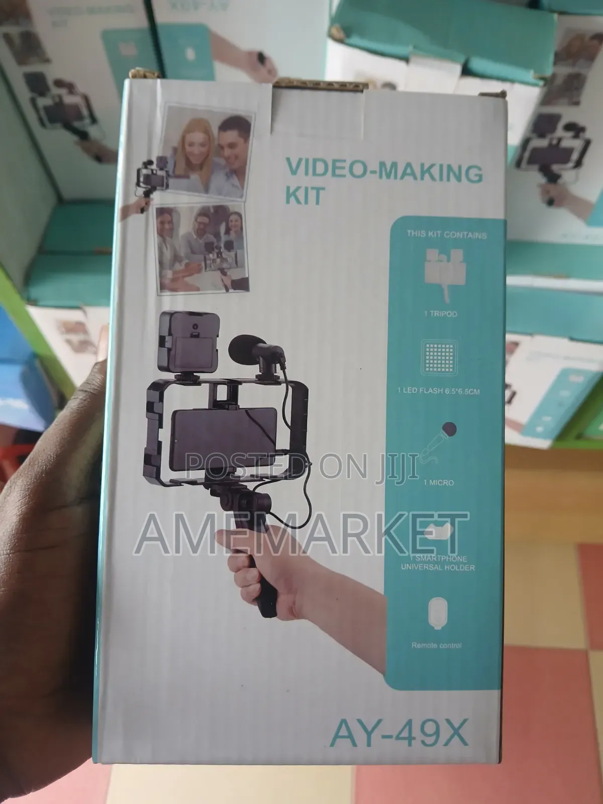 4-in-1 Smartphone Video-Making Kit Comes With Light and Microphone