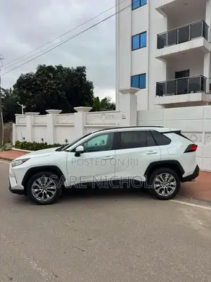 Toyota RAV4 2022 White