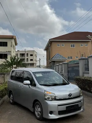 Toyota Voxy 2013 Silver