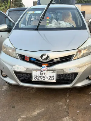 Toyota Vitz 2013 Silver