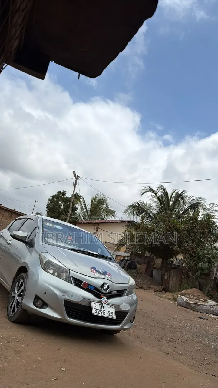 Toyota Vitz 2013 Silver