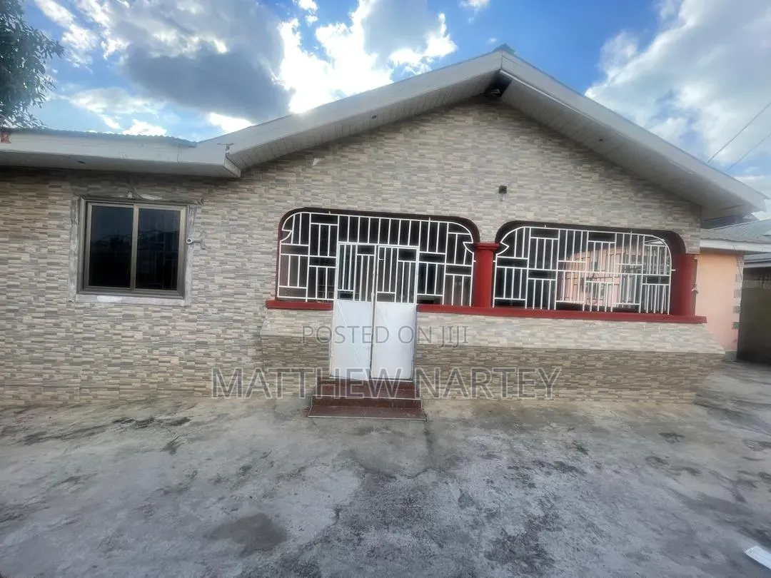 Furnished 8bdrm House in Wmaase Street, Kwabre for sale
