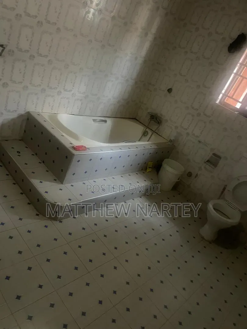 Furnished 8bdrm House in Wmaase Street, Kwabre for sale