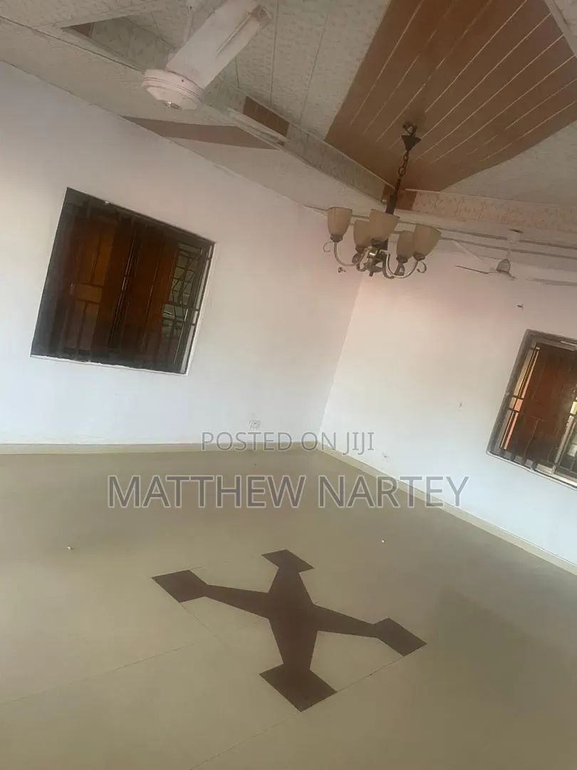 Furnished 8bdrm House in Wmaase Street, Kwabre for sale