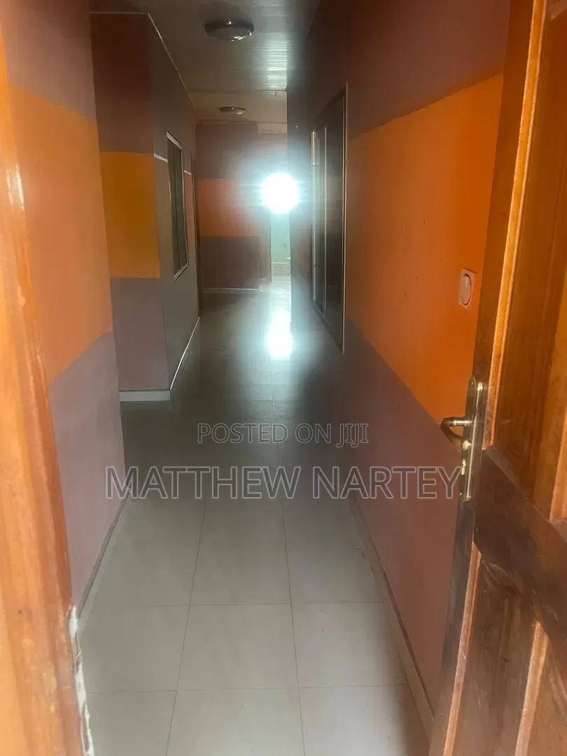 Furnished 8bdrm House in Wmaase Street, Kwabre for sale