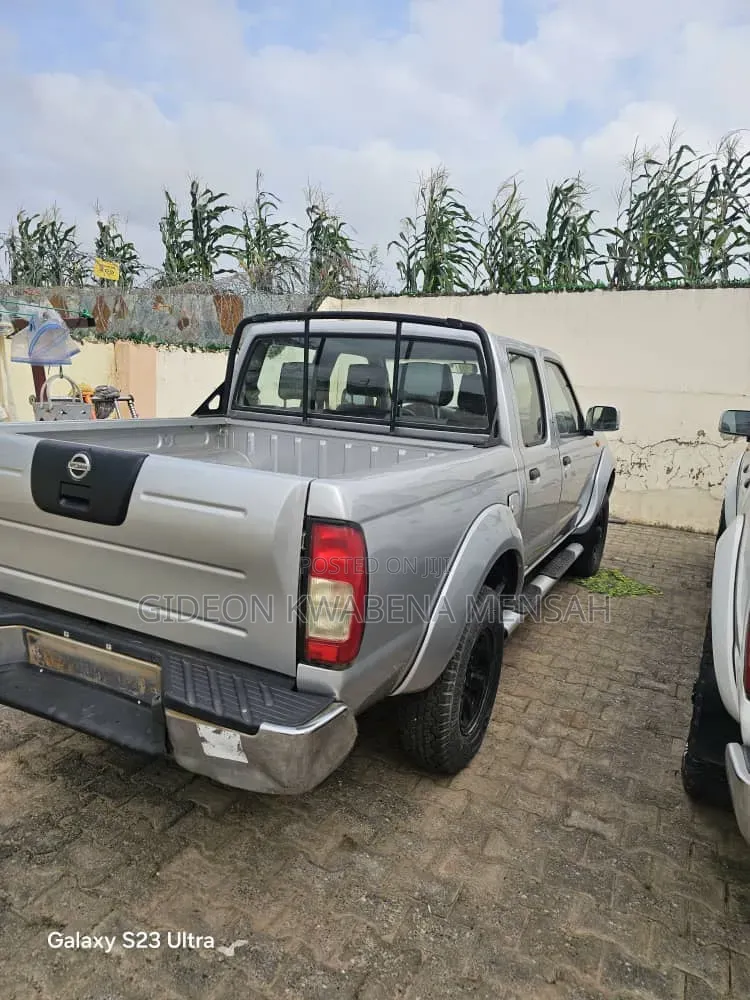 Nissan Hardbody 2009 White
