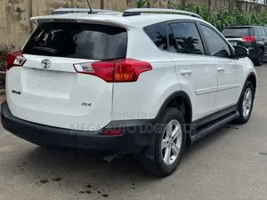 Toyota RAV4 XLE AWD (2.5L 4cyl 6A) 2013 Off white