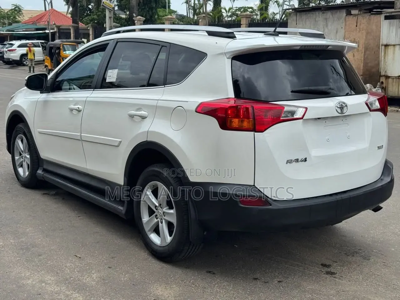 Toyota RAV4 XLE AWD (2.5L 4cyl 6A) 2013 Off white