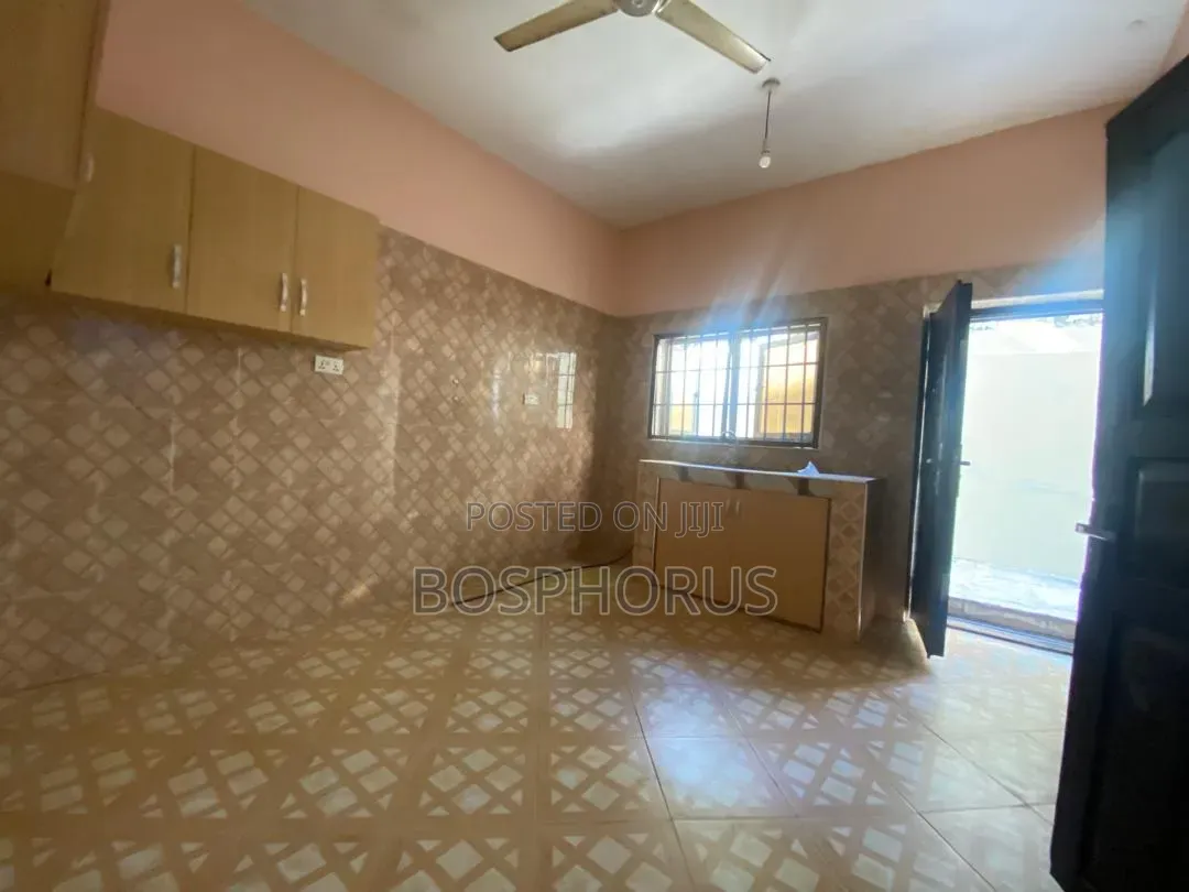 2bdrm Apartment in Lapaz Racecourse, Nyanmekye for rent