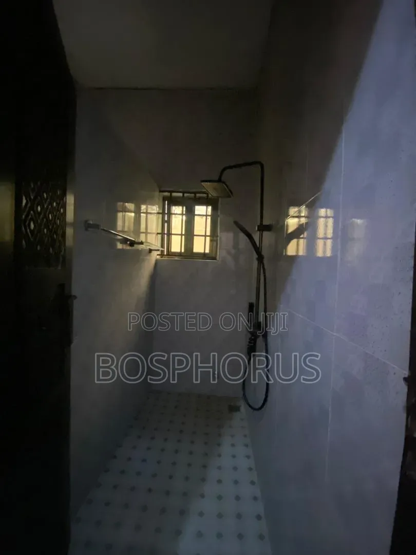 2bdrm Apartment in Lapaz Racecourse, Nyanmekye for rent