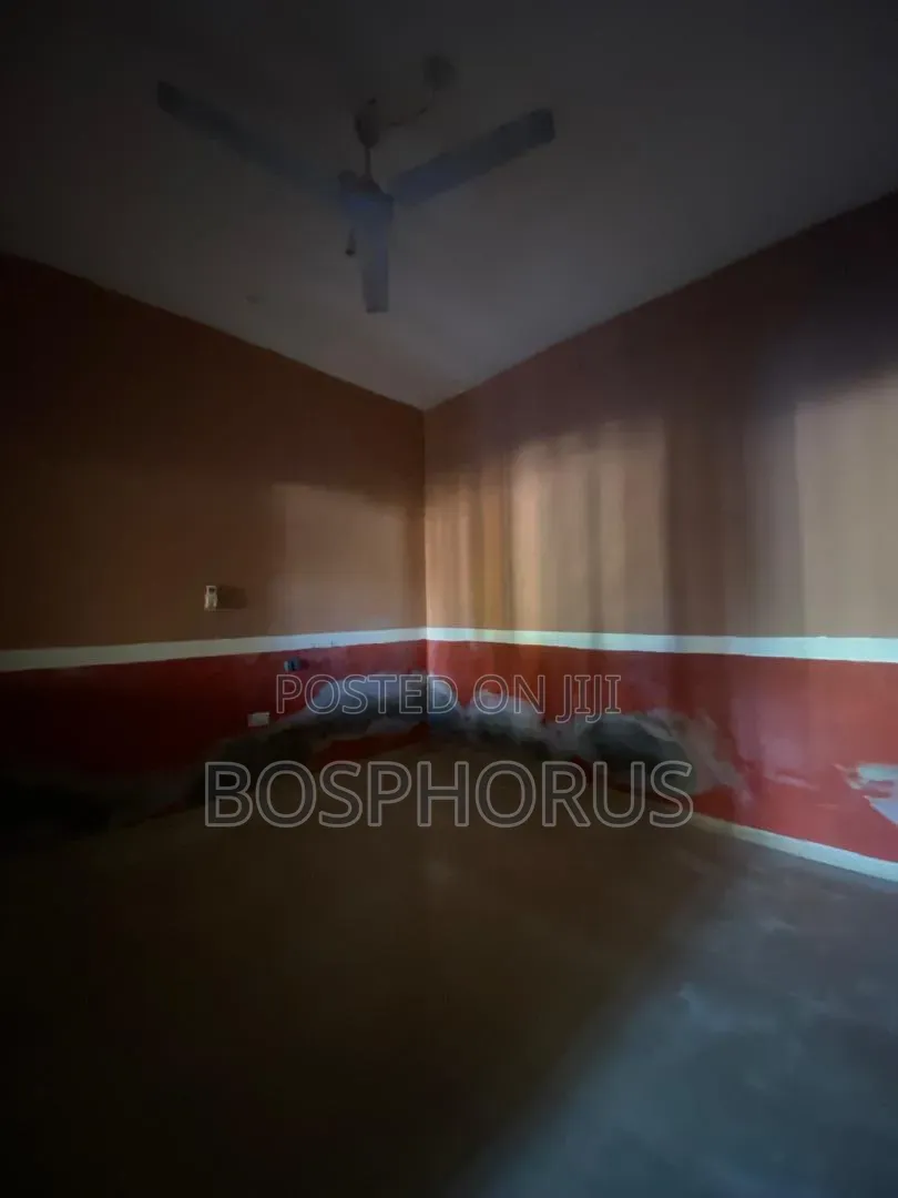 2bdrm Apartment in Lapaz Racecourse, Nyanmekye for rent