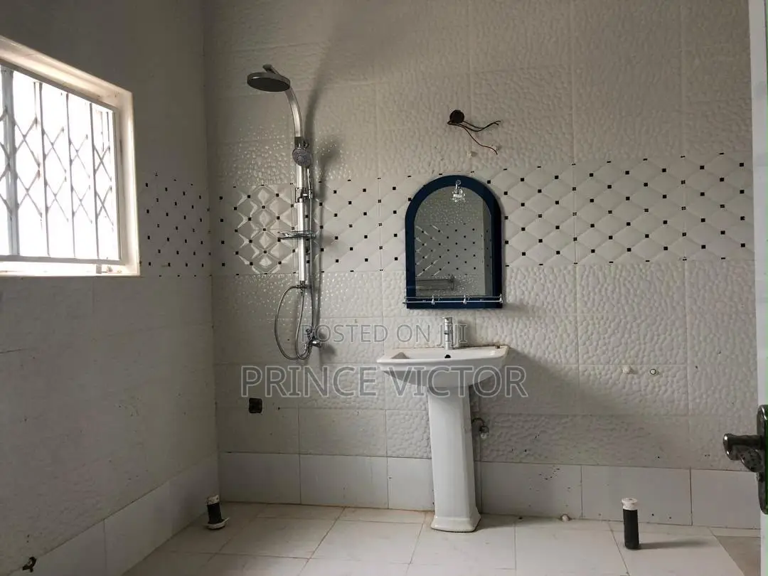 3bdrm Apartment in Dansoman Estate, Keep Fit for sale