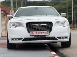 Chrysler 300C Base AWD 2016 Off white