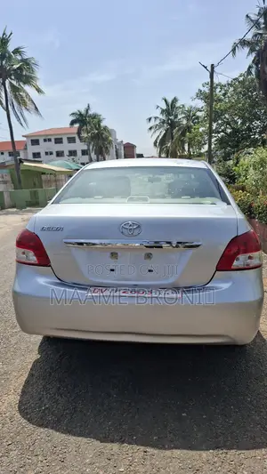 Toyota Belta 2011 Silver
