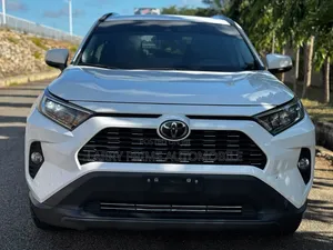 Toyota RAV4 XLE AWD 2020 White