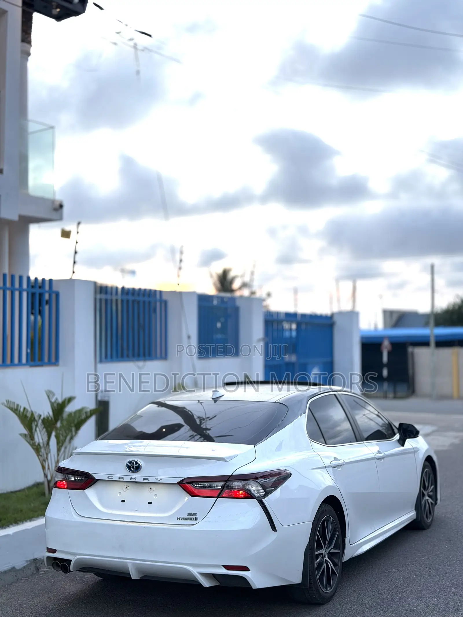 Toyota Camry Hybrid SE 2023 White