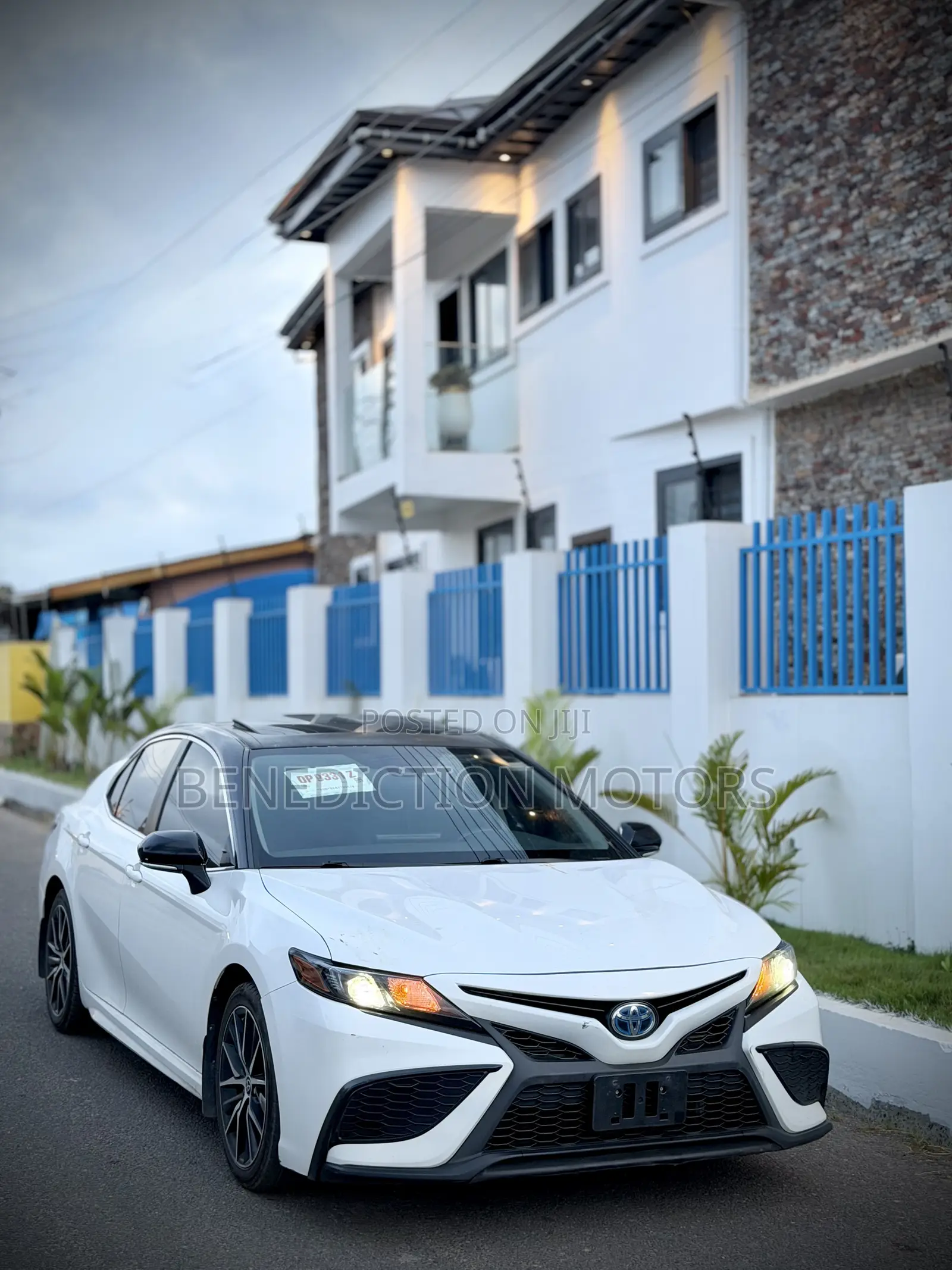 Toyota Camry Hybrid SE 2023 White