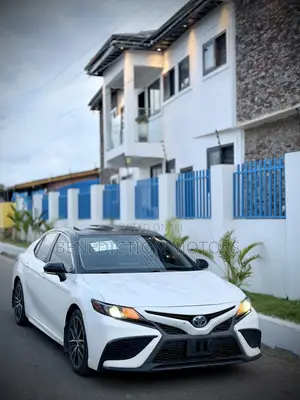 Toyota Camry Hybrid SE 2023 White
