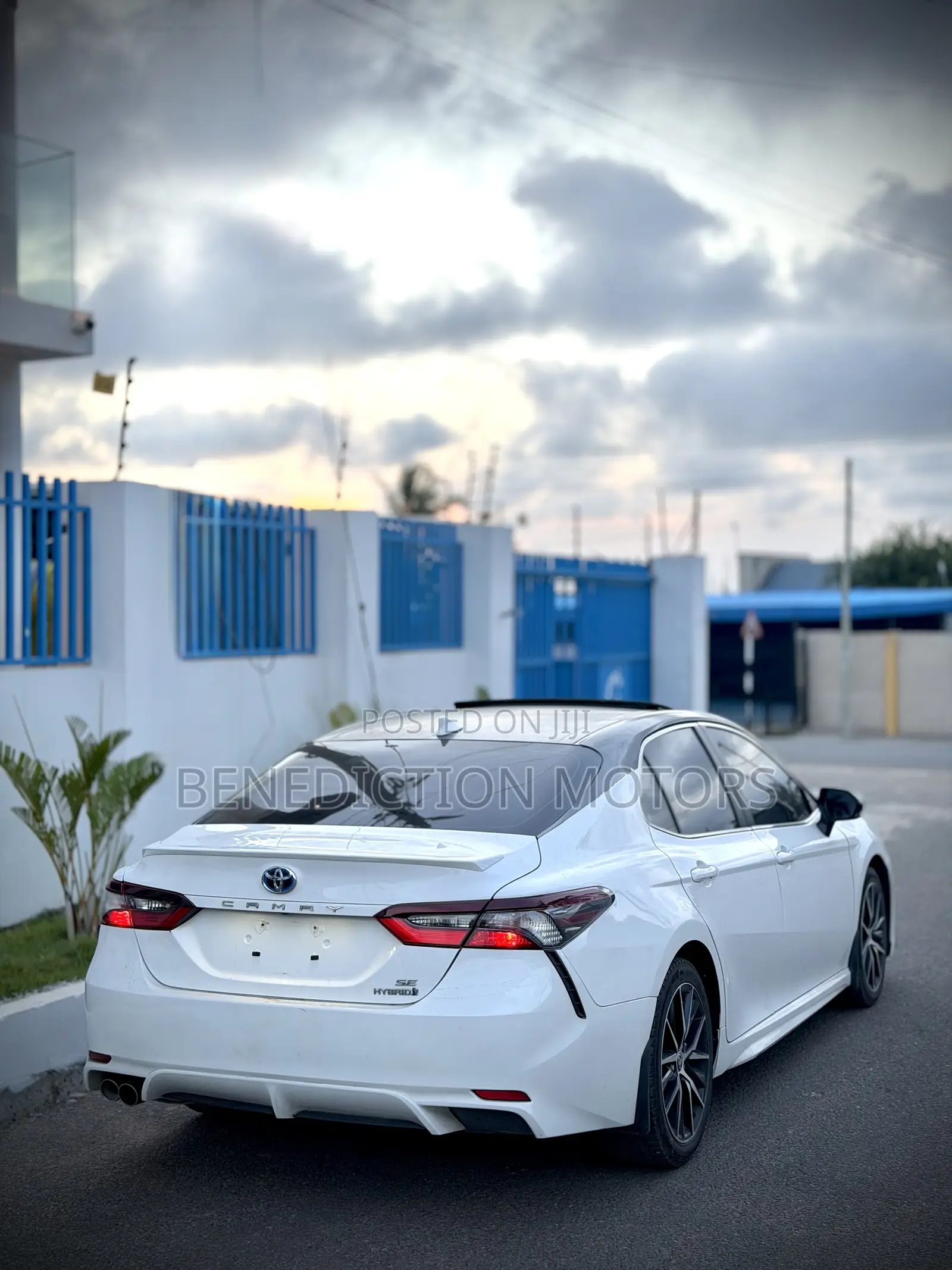 Toyota Camry Hybrid SE 2023 White