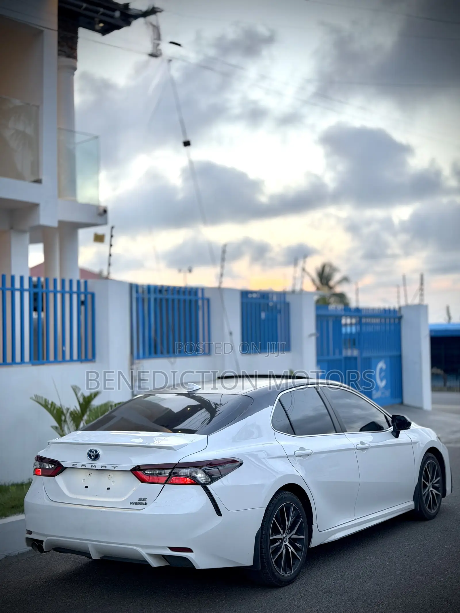 Toyota Camry Hybrid SE 2023 White