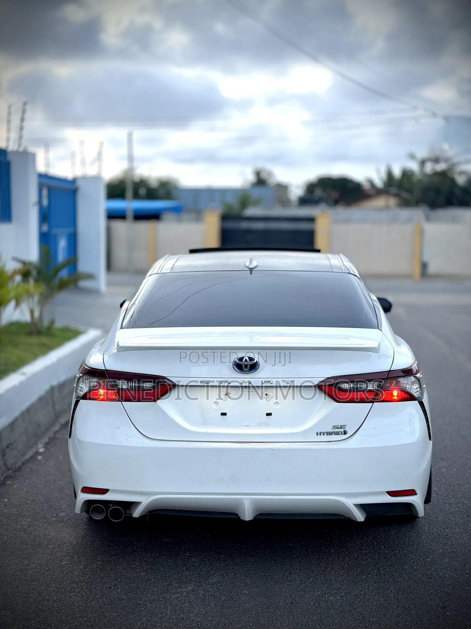 Toyota Camry Hybrid SE 2023 White