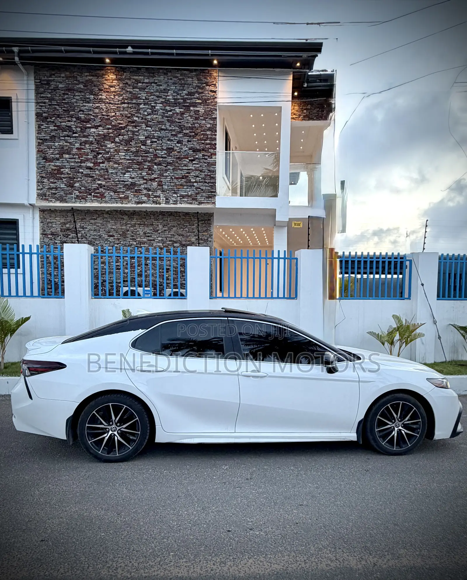 Toyota Camry Hybrid SE 2023 White
