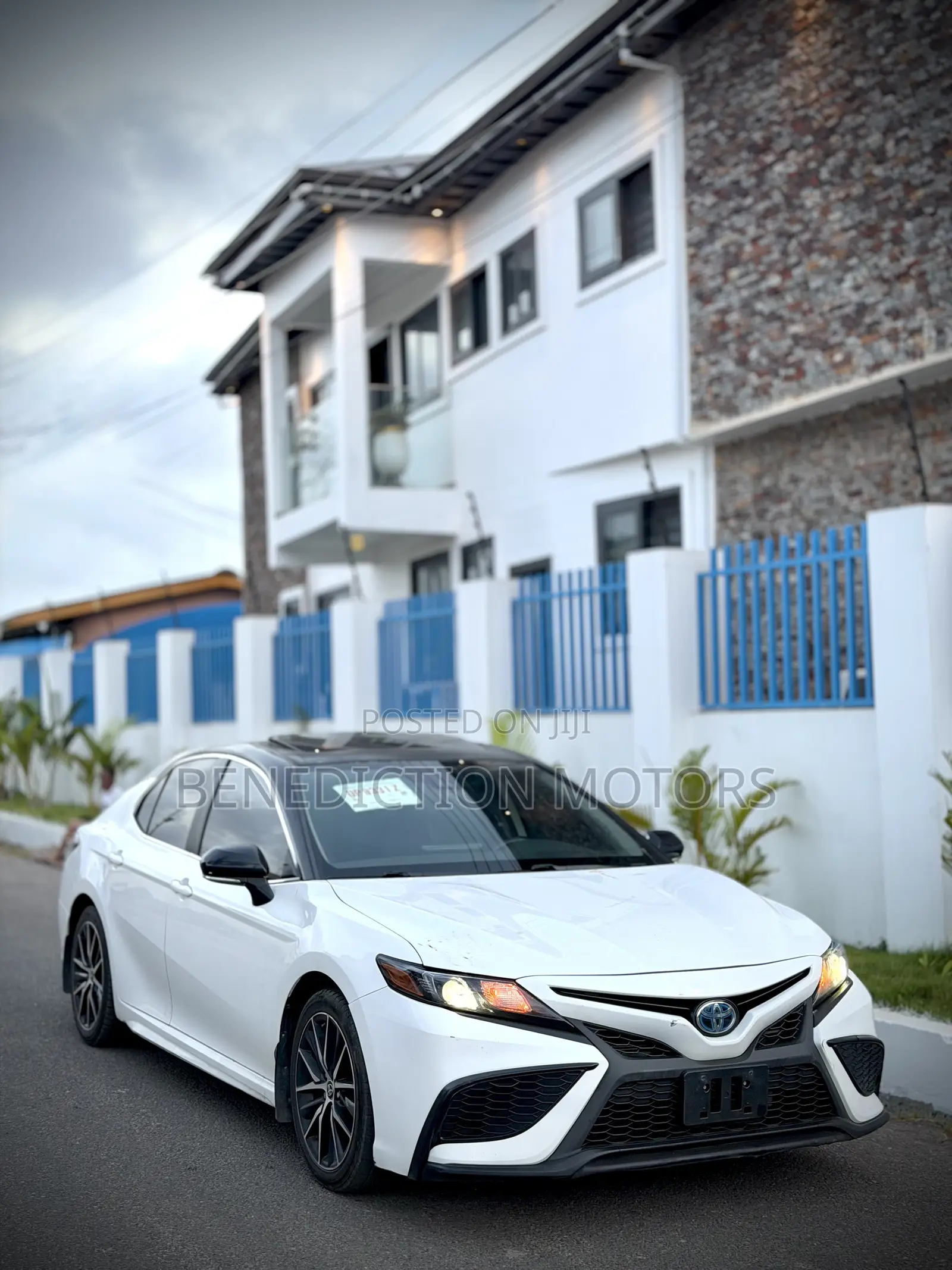 Toyota Camry Hybrid SE 2023 White