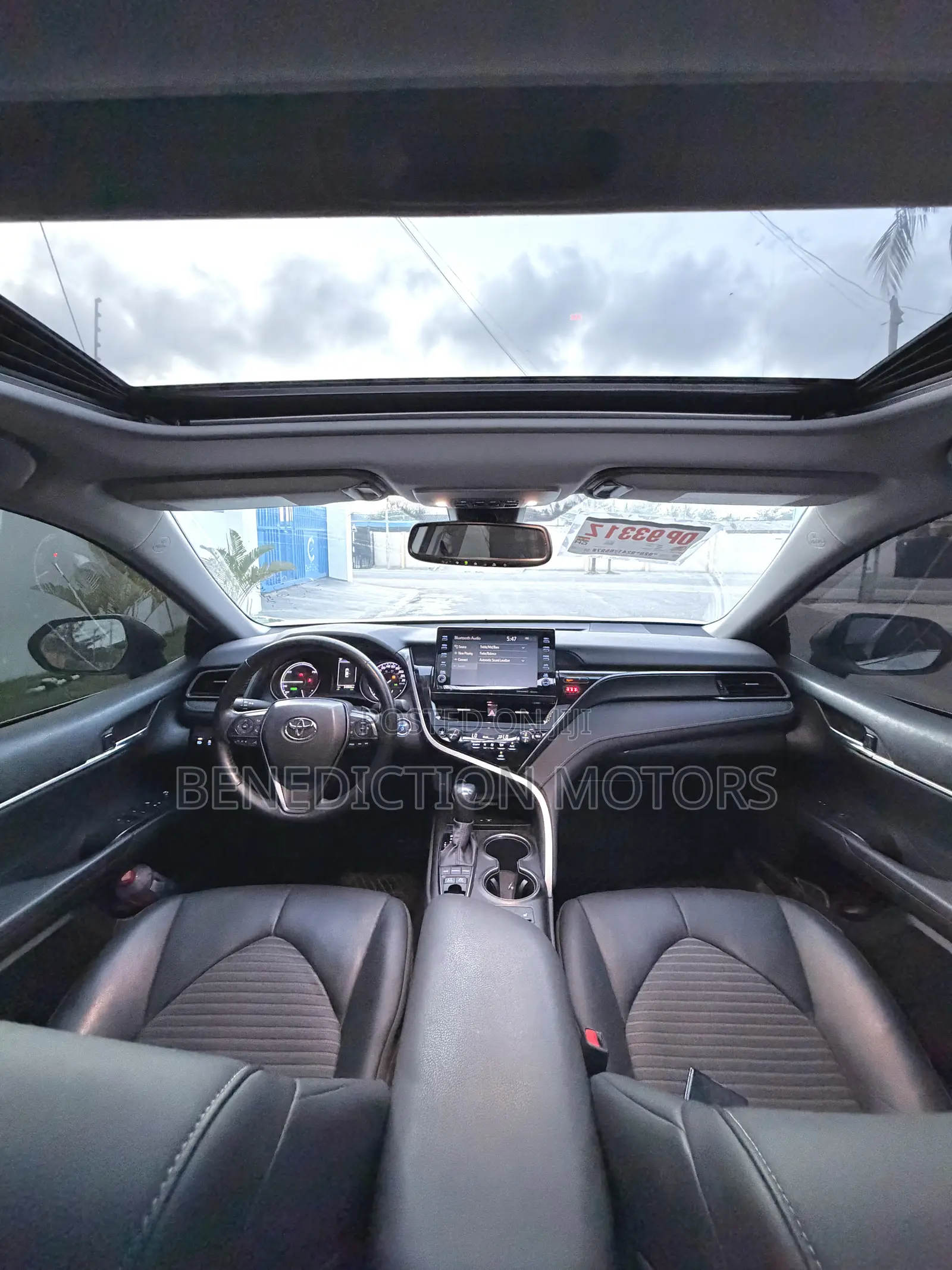 Toyota Camry Hybrid SE 2023 White