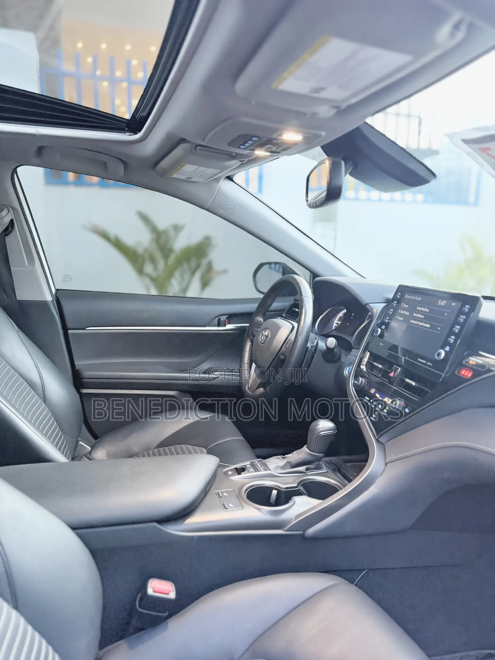 Toyota Camry Hybrid SE 2023 White