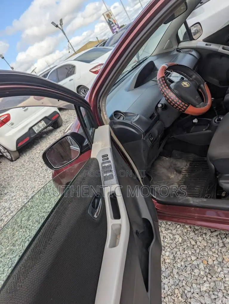 Toyota Vitz 1.0 FWD 5dr 2010 Brown