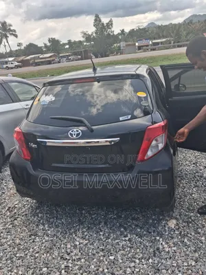 Toyota Vitz 2012 Silver