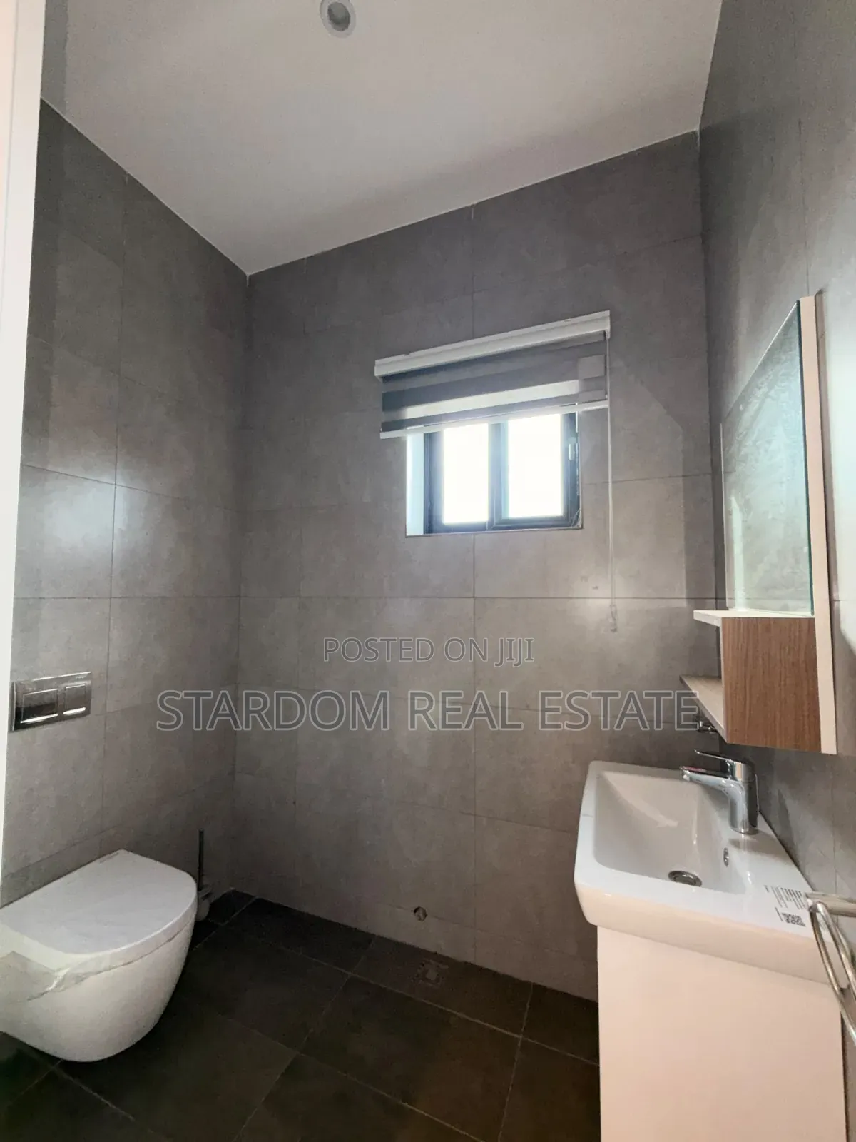 4bdrm Duplex in Adjiringanor, Ability for sale
