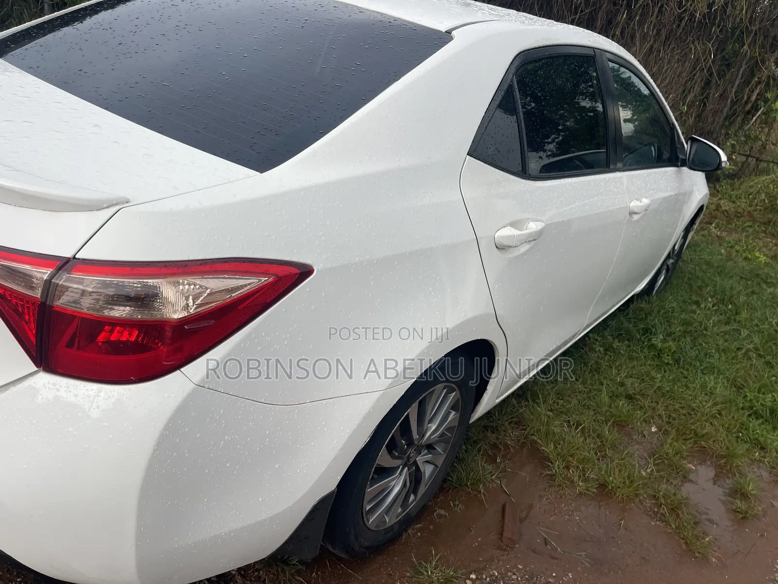 Toyota Corolla LE (1.8L 4cyl 2A) 2019 White