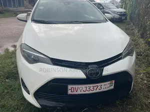 Toyota Corolla LE (1.8L 4cyl 2A) 2019 White