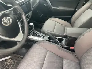 Toyota Corolla LE (1.8L 4cyl 2A) 2019 White