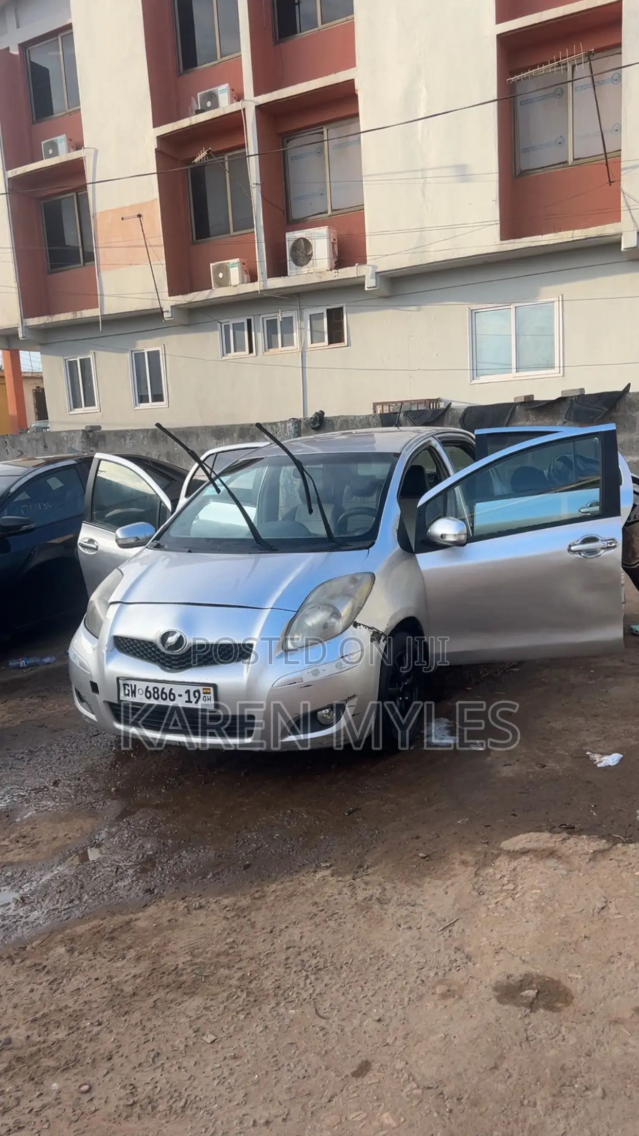 Toyota Vitz 1.3 FWD 3dr 2010 Gray