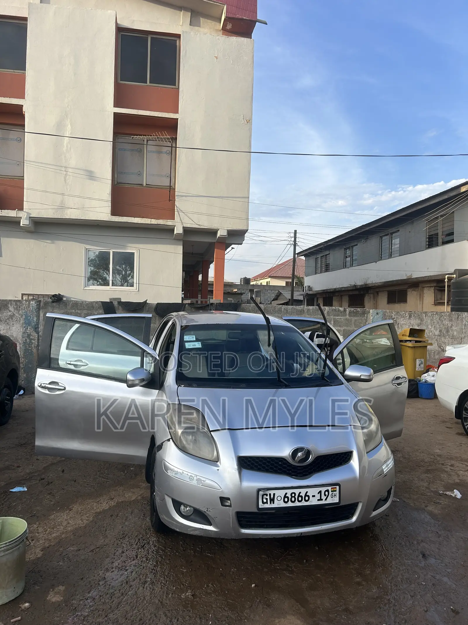 Toyota Vitz 1.3 FWD 3dr 2010 Gray