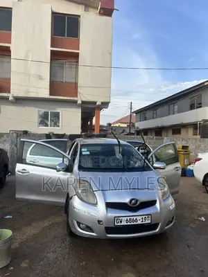 Toyota Vitz 1.3 FWD 3dr 2010 Gray