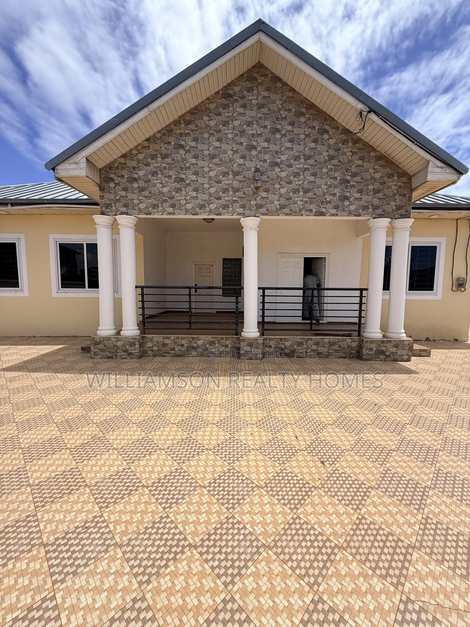 6bdrm House in Community 18 Area, Spintex for rent