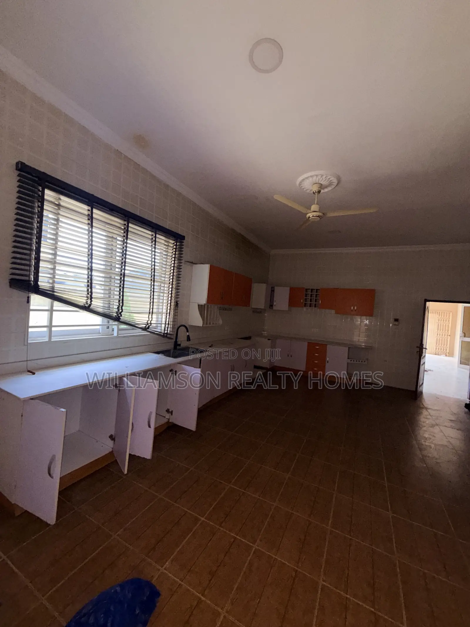 6bdrm House in Community 18 Area, Spintex for rent