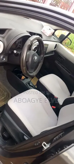 Toyota Vitz 1.5 FWD 5dr 2015 Gray
