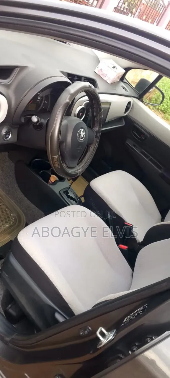 Toyota Vitz 1.5 FWD 5dr 2015 Gray