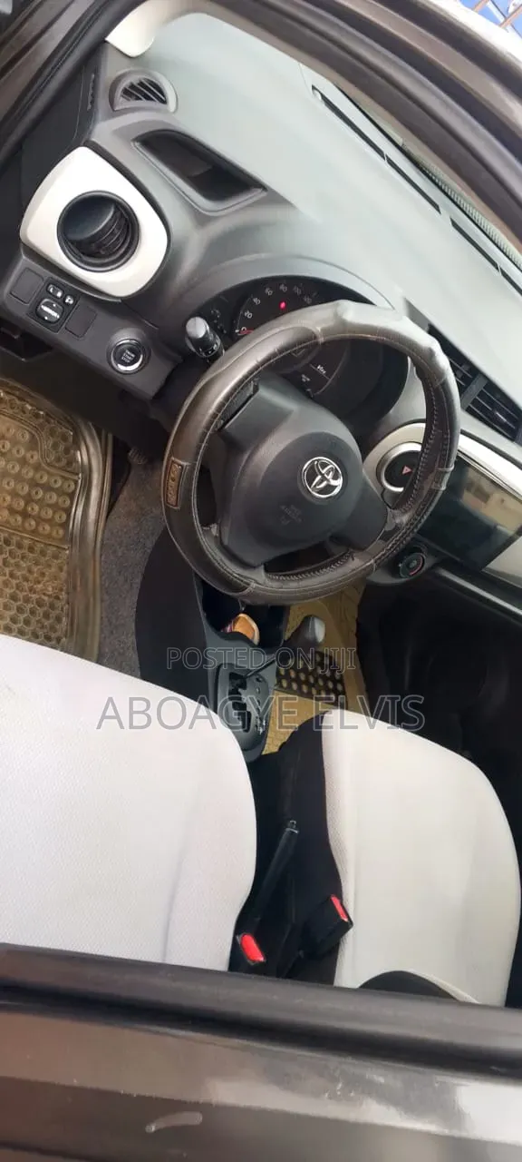 Toyota Vitz 1.5 FWD 5dr 2015 Gray
