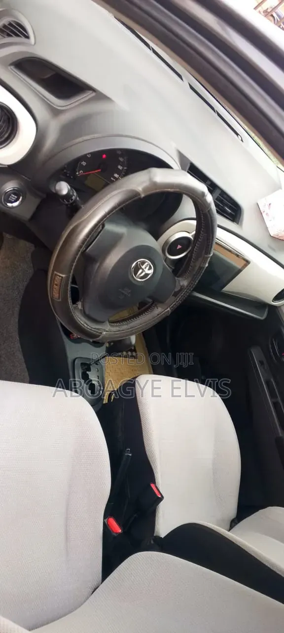 Toyota Vitz 1.5 FWD 5dr 2015 Gray