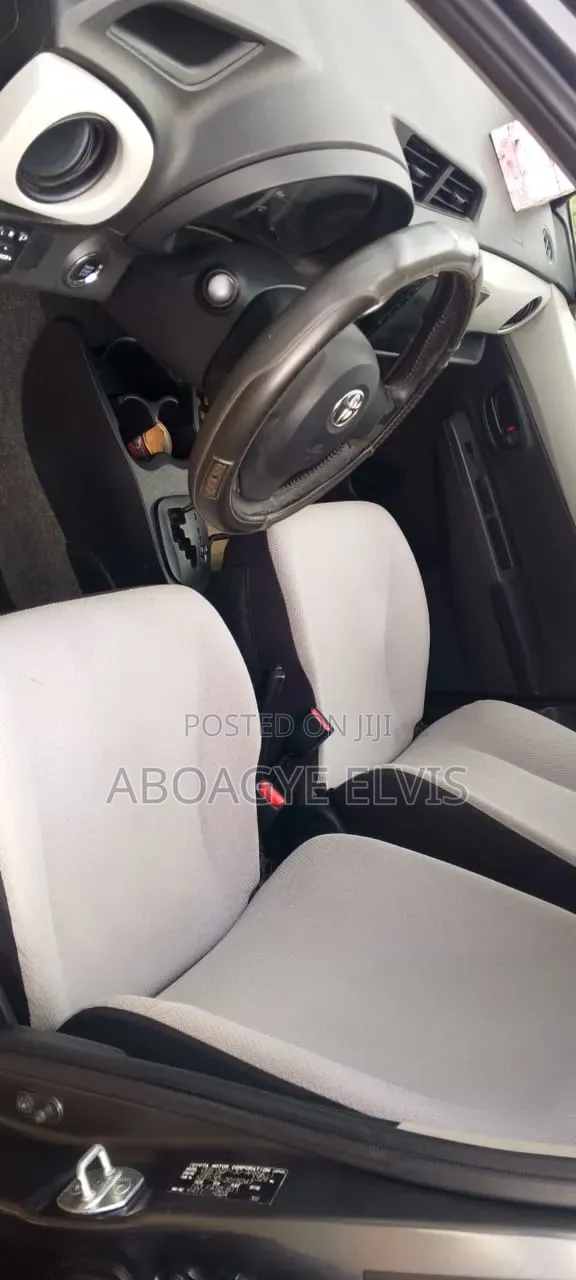 Toyota Vitz 1.5 FWD 5dr 2015 Gray