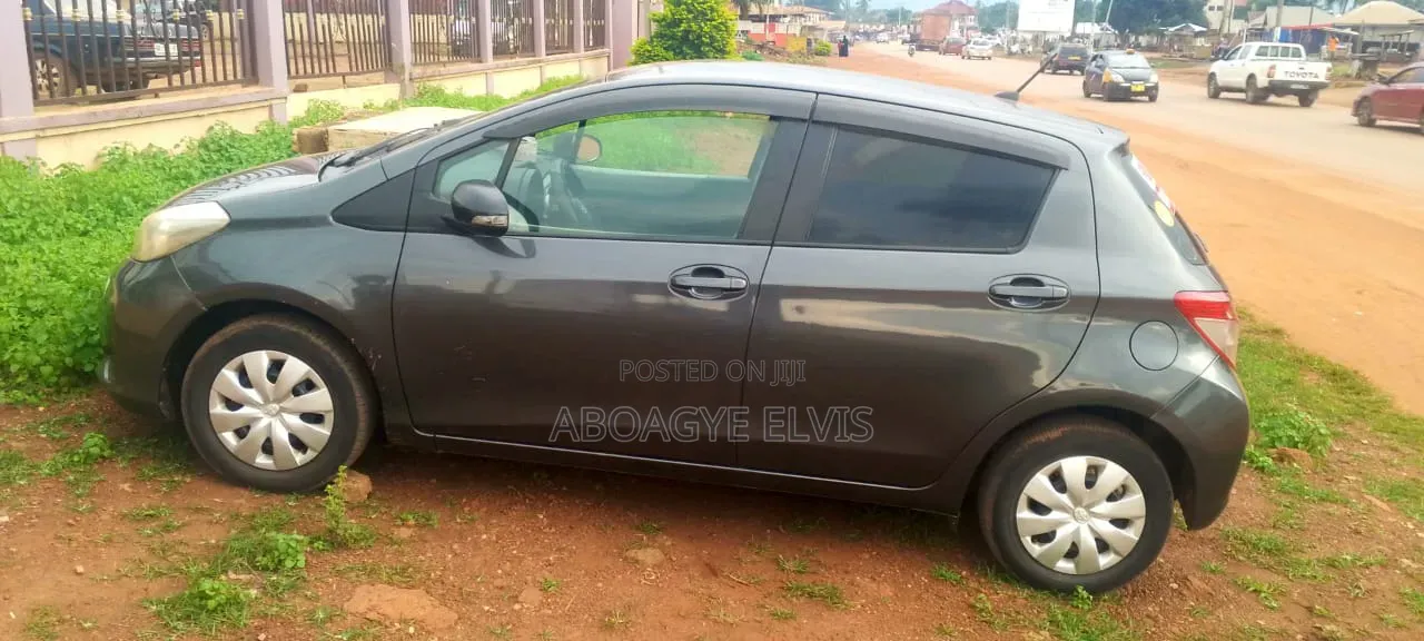 Toyota Vitz 1.5 FWD 5dr 2015 Gray