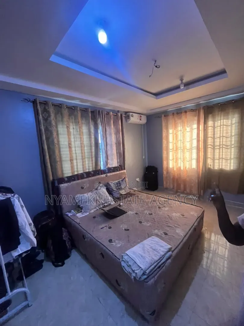 Mini Flat in Exhibition for rent